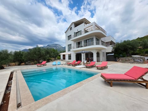 Property building, Day, Mountain view, Pool view, Swimming pool, sunbed