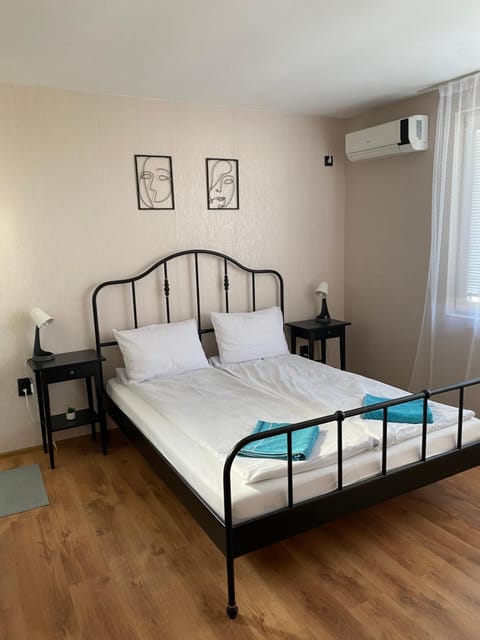 Bed, Photo of the whole room, Bedroom, air conditioner