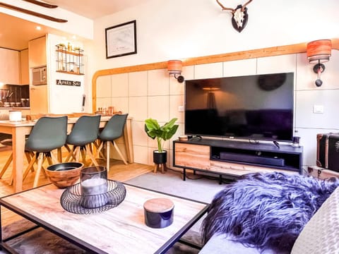 Communal lounge/ TV room, Living room