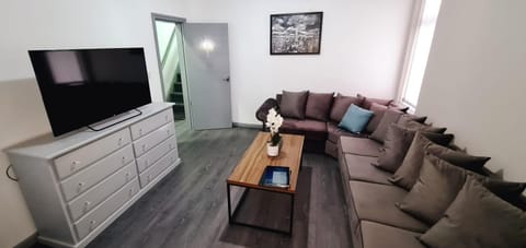 Large Victorian House 15 minutes from City Centre House in Manchester