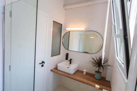 Shower, Bathroom, Decorative detail