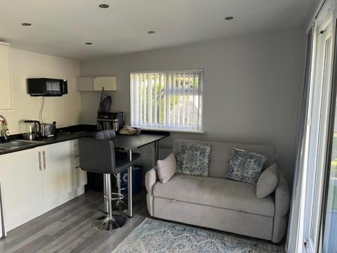 Independent garden studio - sleeps max 3. Apartment in Derby