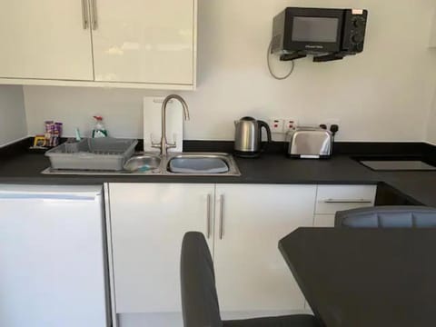 Independent garden studio - sleeps max 3. Apartment in Derby