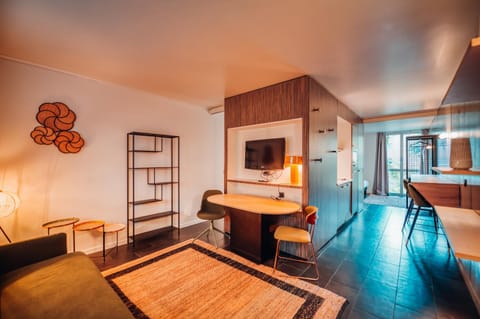 Photo of the whole room, Seating area