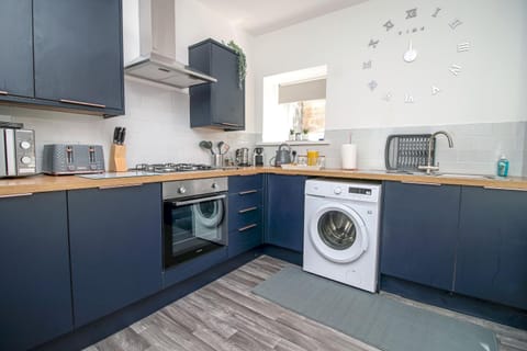 Kitchen or kitchenette, oven, pet friendly, stove, toaster, washing machine