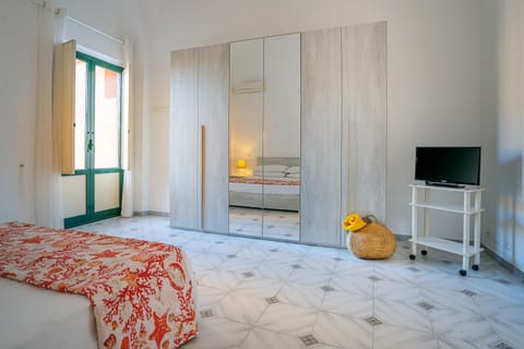 Bed, TV and multimedia, Photo of the whole room, Bedroom, wardrobe, air conditioner