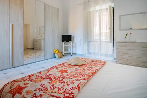 Bed, TV and multimedia, Balcony/Terrace, Photo of the whole room, Bedroom, towels, wardrobe, air conditioner