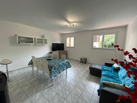 TV and multimedia, Seating area, Dining area