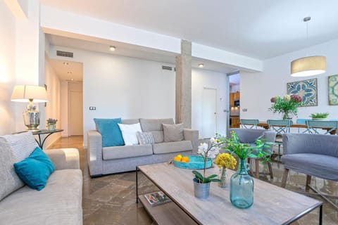 Living room, Lounge or bar, Seating area, Dining area