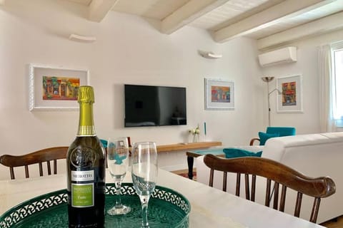 Communal lounge/ TV room, TV and multimedia, Living room, Food and drinks, Dining area, Evening entertainment, Alcoholic drinks, air conditioner