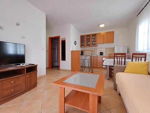 TV and multimedia, Kitchen or kitchenette, Living room, Seating area, Dining area