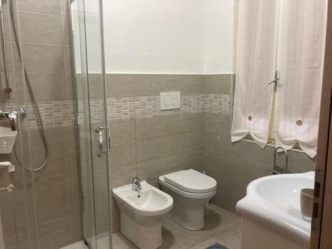 Shower, Toilet, Bathroom, bidet, towels