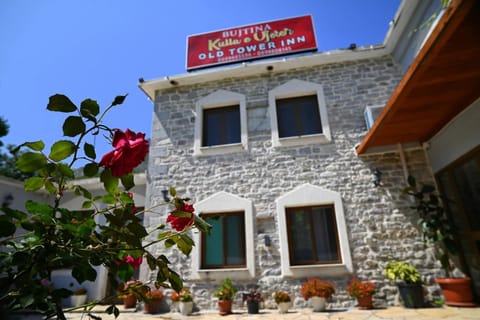 Kulla e Vjeter (Bar Restaurant, Guesthouse, Parking and Camping) Bed and Breakfast in Montenegro