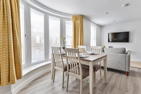 TV and multimedia, Seating area, Dining area