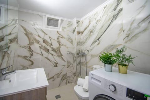 Shower, Bathroom, towels, washing machine