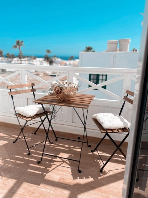 View (from property/room), Balcony/Terrace, Seating area, Dining area, Sea view