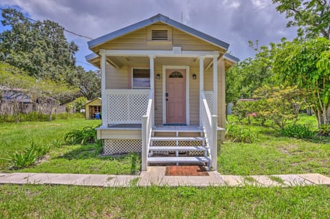 16 Mi to Disney Cottage with Deck in Winter Garden House in Winter Garden