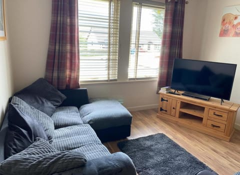 2 Bedroom Sleep 4 House - Private Garden House in Portree