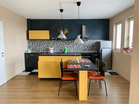 Kitchen or kitchenette, Dining area