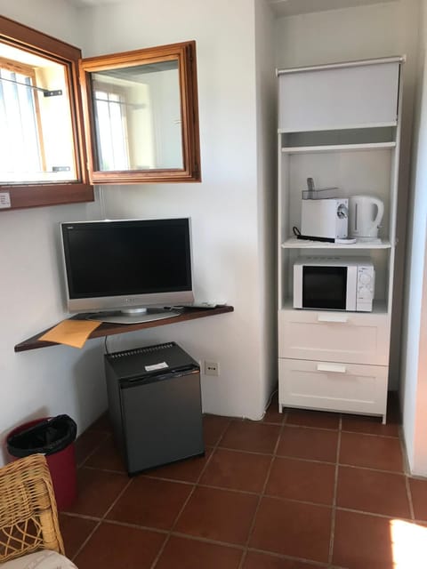 TV and multimedia, Coffee/tea facilities, minibar, oven