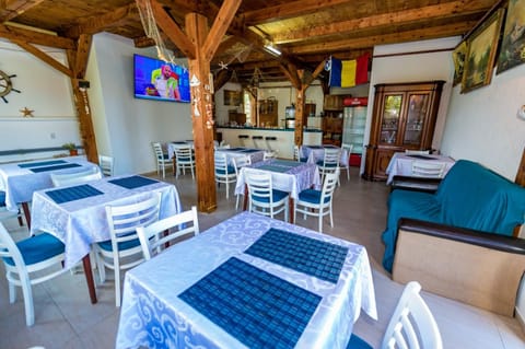 Restaurant/places to eat, Communal lounge/ TV room, TV and multimedia, Banquet/Function facilities, Seating area, Evening entertainment
