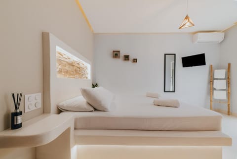 Bed, TV and multimedia, Photo of the whole room, Bedroom, air conditioner