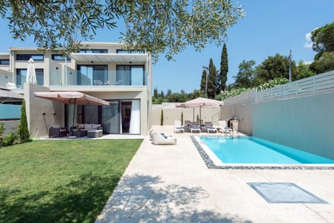 Property building, Garden, Swimming pool, Swimming pool
