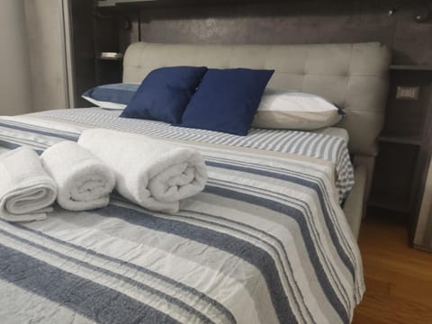 Bed, Photo of the whole room, Bedroom, towels