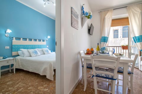 Bed, Living room, Photo of the whole room, Dining area, Bedroom