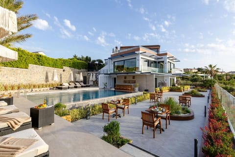 Property building, Patio, Spring, Day, Natural landscape, Garden view, Pool view, Swimming pool, sunbed