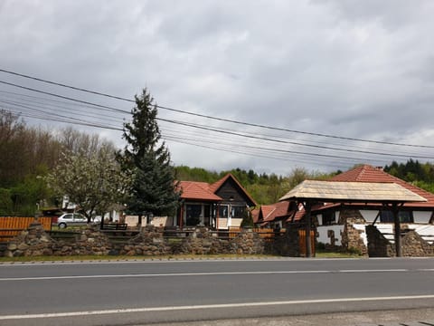 Property building, Restaurant/places to eat, Day