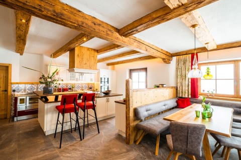 Kitchen or kitchenette, Living room, Seating area, Dining area, minibar, pet friendly, stove