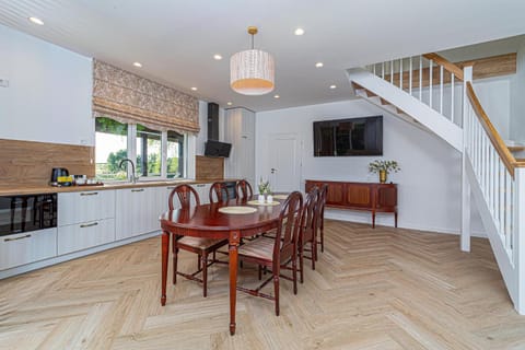 TV and multimedia, Kitchen or kitchenette, Living room, Seating area, Dining area