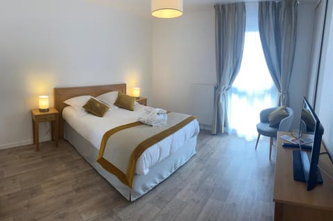 Photo of the whole room, Bedroom