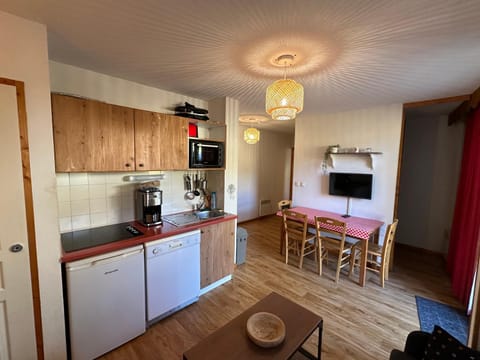 TV and multimedia, Kitchen or kitchenette, Dining area, dishwasher, pet friendly, stove, toaster