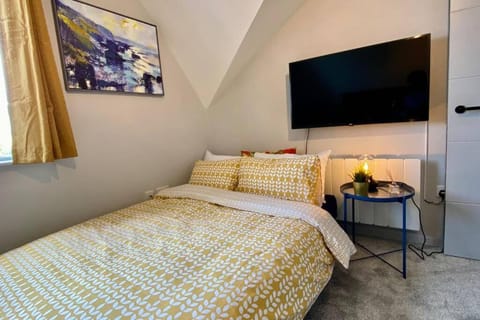 Stunning Apartment - 5 Minute Walk to the Best Beach! - Great Location - Parking - Fast WiFi - Smart TV - Newly decorated - Close to Bournemouth & Poole Town Centre & Sandbanks Apartment in Poole