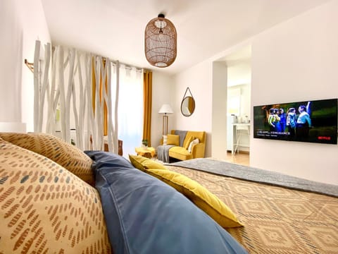 Bed, TV and multimedia, Photo of the whole room, Bedroom