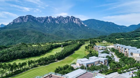 Property building, Nearby landmark, Bird's eye view, Golfcourse, Mountain view