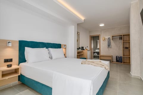Bed, TV and multimedia, Photo of the whole room, Bedroom, towels, wardrobe