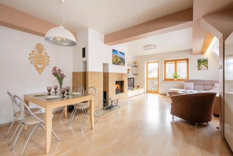 Living room, Photo of the whole room, Seating area, Dining area
