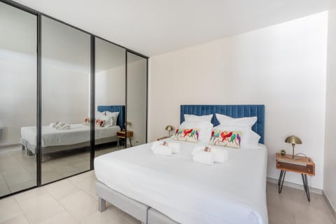 Bed, Photo of the whole room, Bedroom, air conditioner