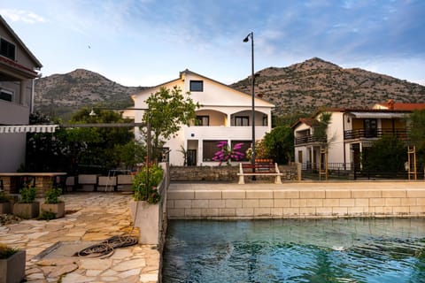 Property building, Facade/entrance