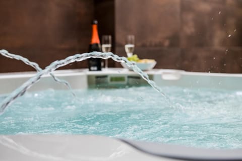 Hot Tub, Solarium, Swimming pool