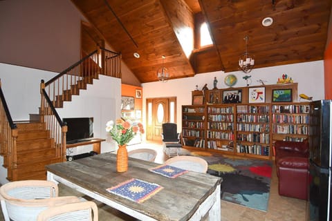 Library, Living room, Seating area