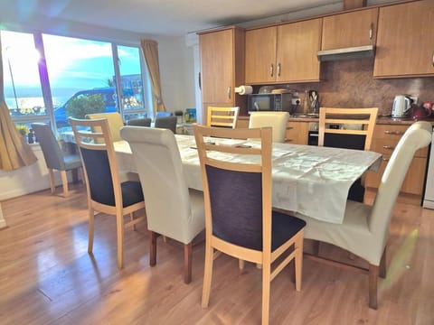 Kitchen or kitchenette, Seating area, Dining area, stove