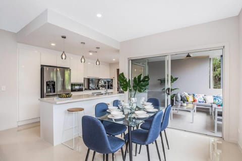 Kitchen or kitchenette, Living room, Seating area, Dining area, dishwasher, oven, stove