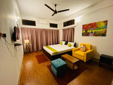 Bed, TV and multimedia, Living room, Photo of the whole room, Business facilities, Seating area, Bedroom, fireplace