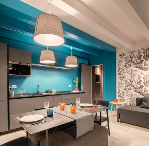 Kitchen or kitchenette, Living room, Seating area, Dining area