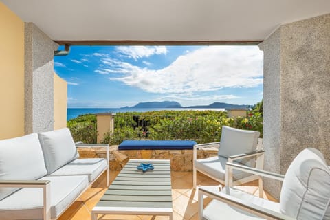 Property building, Balcony/Terrace, Living room