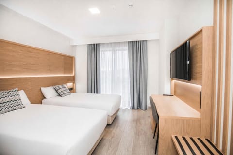 Bed, TV and multimedia, Photo of the whole room, Bedroom